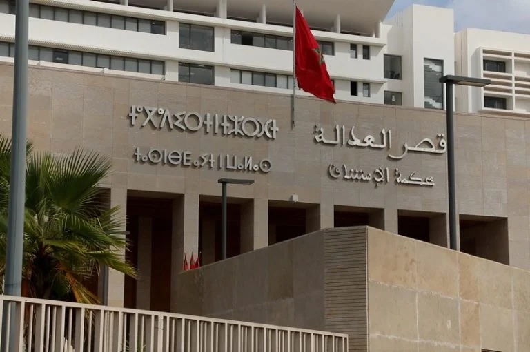 من غرفة سرية إلى أروقة المحاكم: كيف فجّرت فتاة مأساة عائلية دامت عقودًا؟