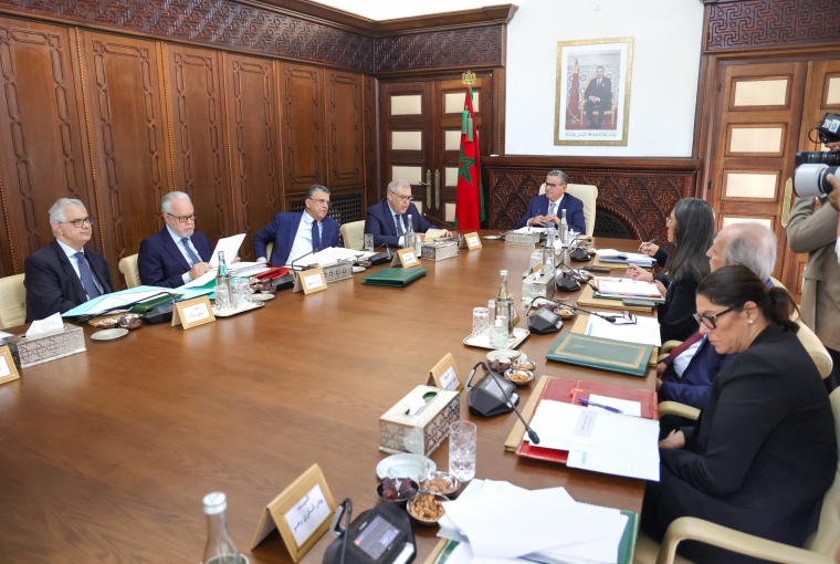 عطلة “مُعلّقة على الهاتف”: وزراء حكومة أخنوش بين الراحة والتأهب لموسم سياسي حاسم