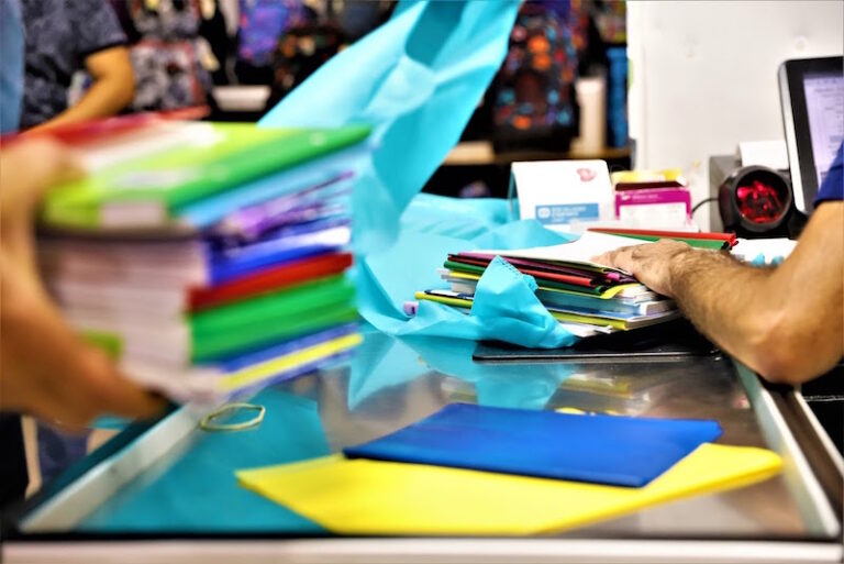 الكتب المدرسية المستعملة .. ملاذ الأسر لتخفيف عبء الدخول المدرسي