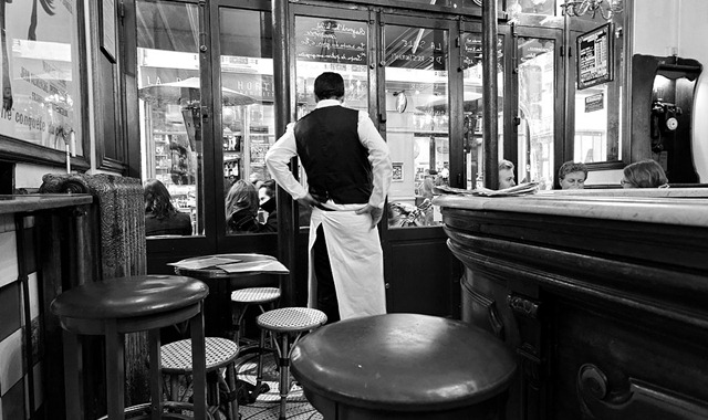 دراسة تكشف “ثلاثية الهشاشة” في قطاع المقاهي