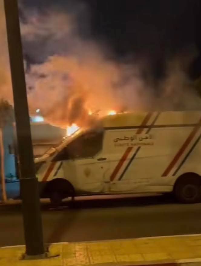 اعتداء خطير على مرفق أمني: قاصر يشعل النار في سيارة شرطة