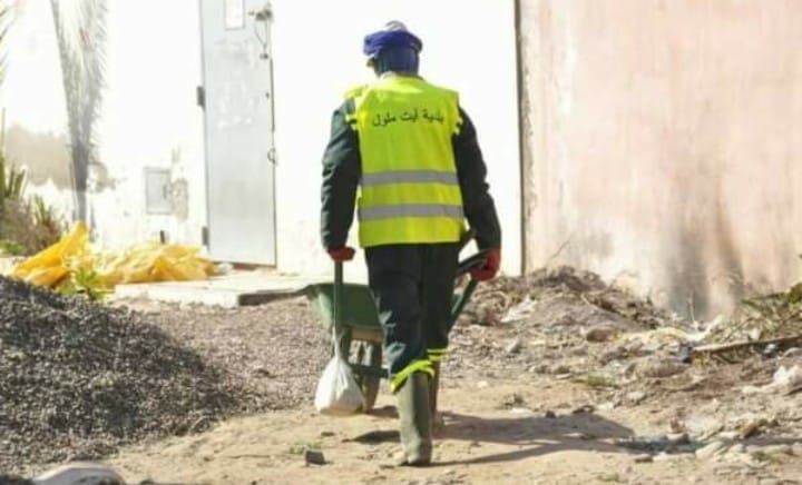 عمال “الإنعاش الوطني” بآيت ملول: كادحون في صمت، محرومون من أبسط حقوقهم