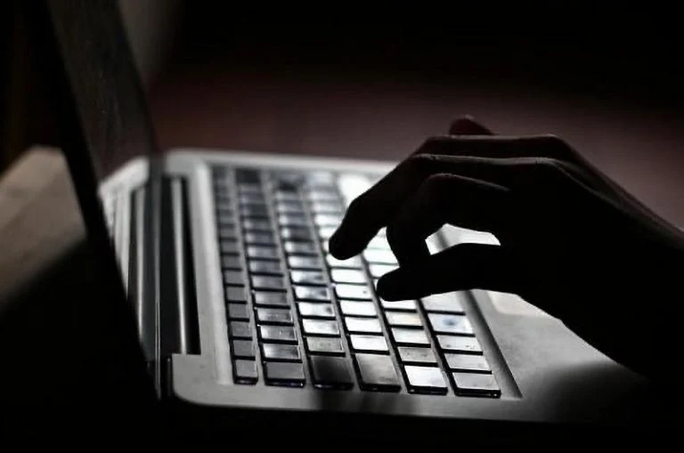 ابتزاز وتخابر يجر ثلاثة أشخاص إلى السجن