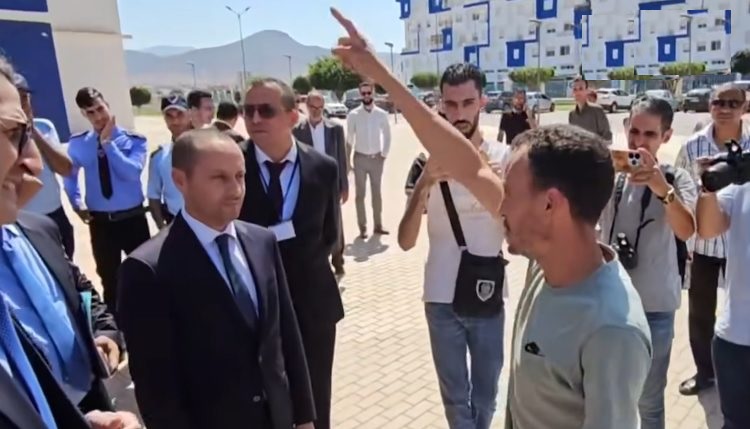 مواطن لوزير الصحة خلال زيارته مستشفى الدريوش: حتى شافوك جيتي عاد كولشي لبس الطابليات