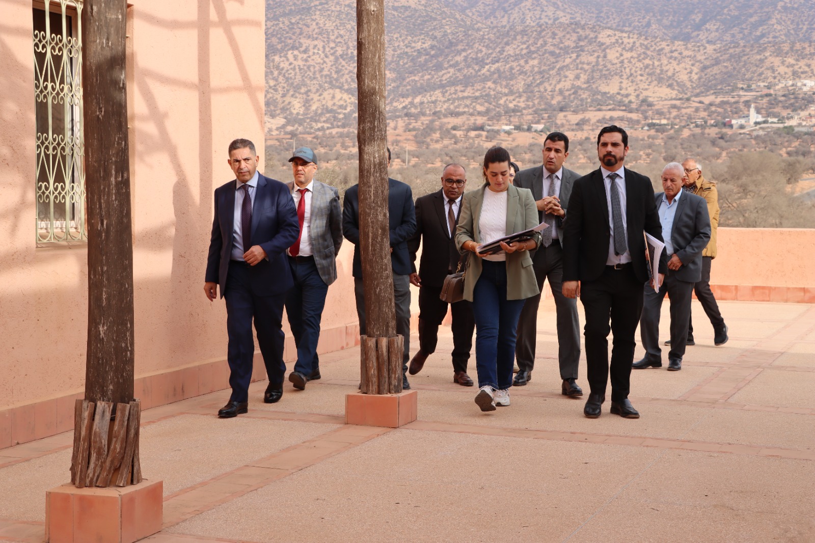 والي جهة سوس ماسة يزور مركز الأركان أزراراك ويدعو إلى إعادة فتحه