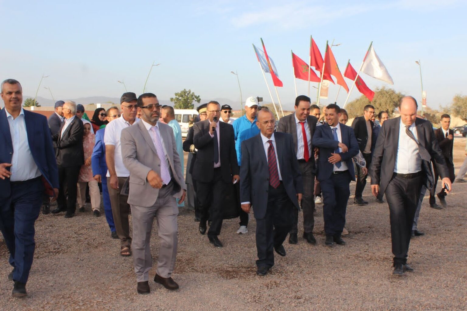 عامل إنزكان في عين العاصفة.. رئيس جماعة القليعة يدافع ويشهد بـ”المسار الاستثنائي”