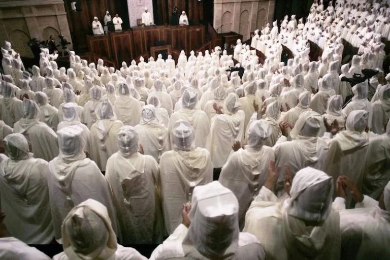 نواب متابعون قضائيًا يحضرون افتتاح البرلمان وسط جدل حول قرينة البراءة