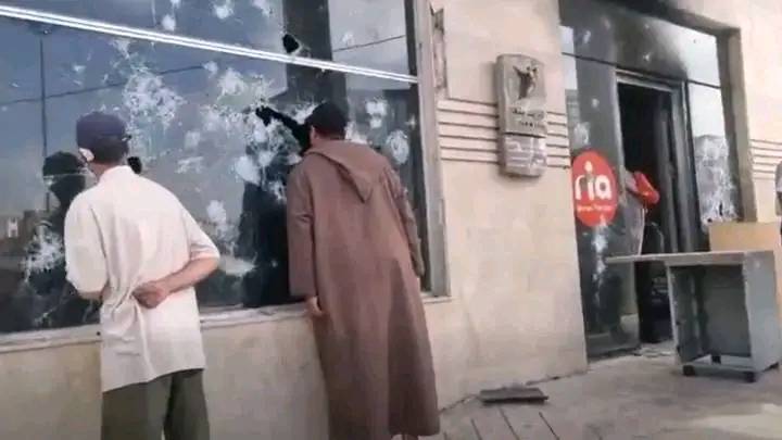 القليعة بدون “كيشيات” بعد تخريب الأبناك والعمال الزراعيون ينتظرون صرف أجورهم