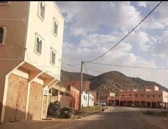 “كفى تهاوناً”: سكان أيت موسى يشعلون مصابيحهم الخاصة احتجاجاً على صمت مجلس سيدي عبد الله البوشواري