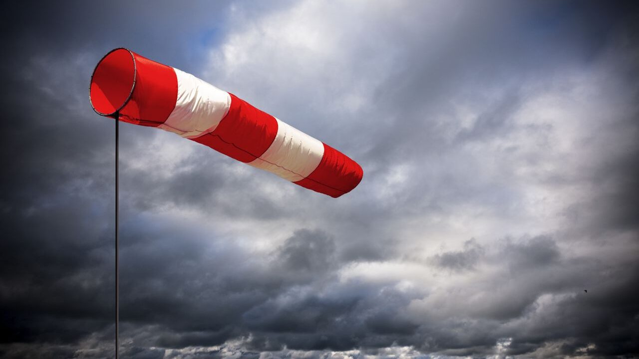 أحوال الطقس غدا الجمعة: رياح قوية بالواجهة المتوسطية وتناثر الغبار بالأقاليم الجنوبية