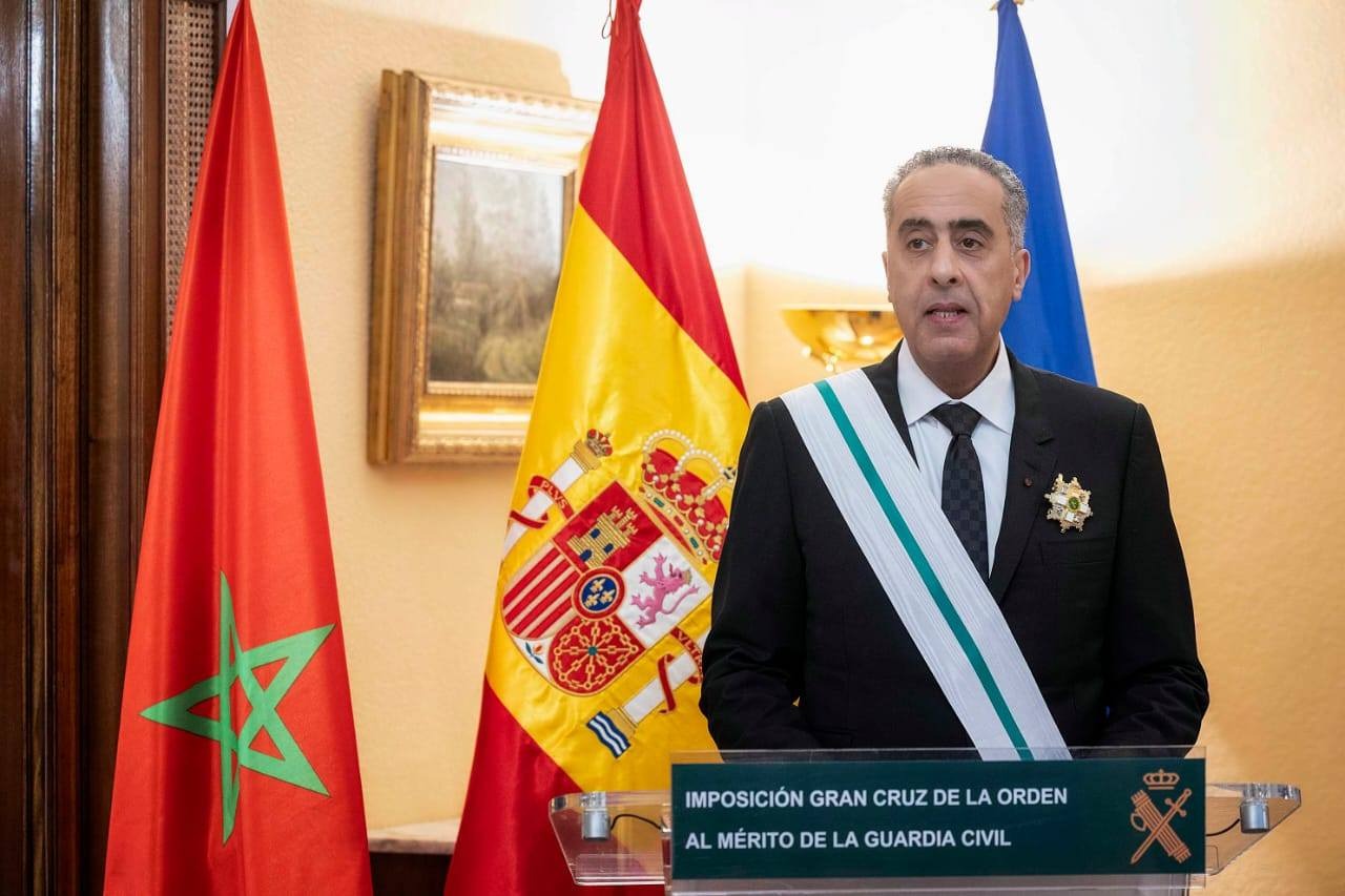 المدير العام للأمن الوطني ولمراقبة التراب الوطني يتقلَّد وسام الصليب الأكبر للاستحقاق للحرس المدني الإسباني