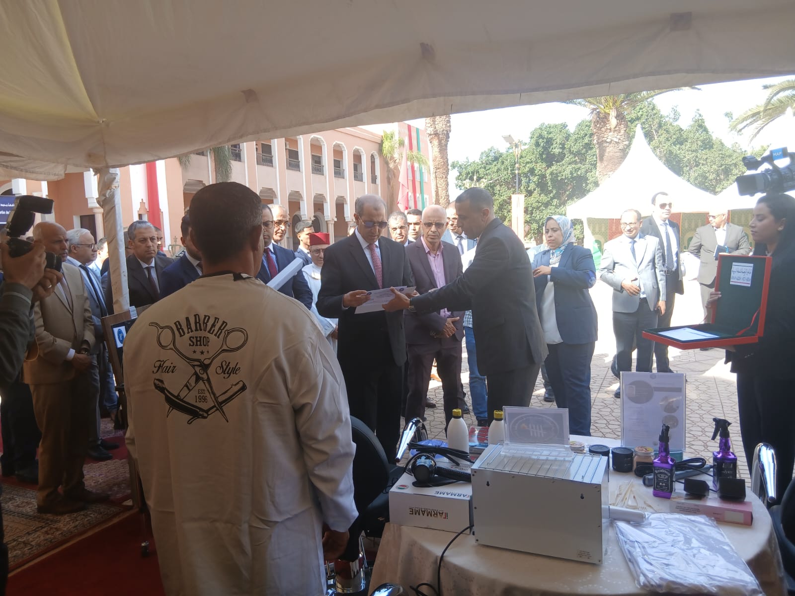 عامل اقليم اشتوكة ايت باها يشرف على توزيع دفعة من المشاريع لفائدة عدد من النزلاء السابقين للمؤسسات السجنية.