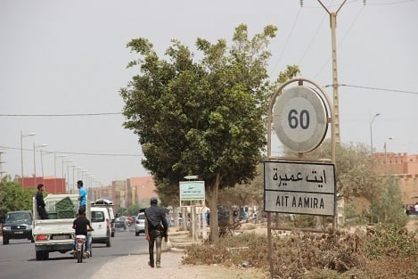 فوضى “الطاكسيات” بأيت عميرة تثير الغضب: مهنيون يضربون بالقرارات الرسمية عرض الحائط والسكان يستنكرون