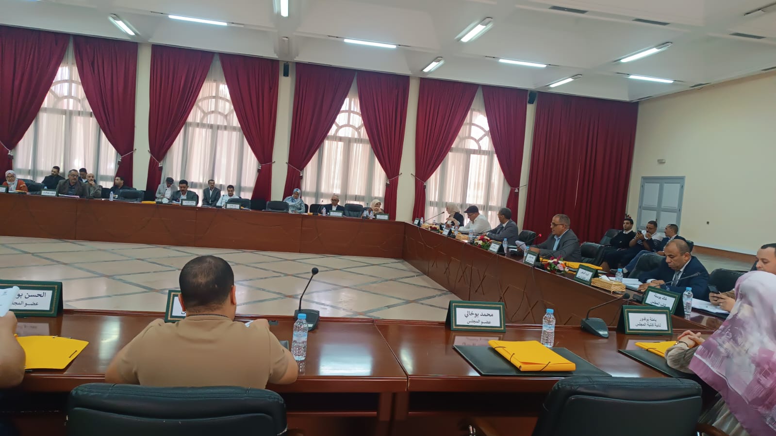 المجلس الإقليمي لاشتوكة آيت باها يصادق على ميزانيته التعديلية وسط جدل سياسي وغياب لافت في صفوف الأغلبية