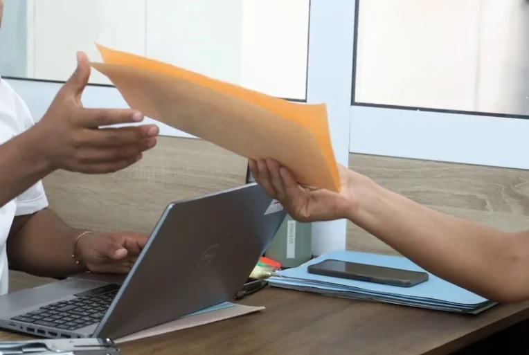 المفتشية العامة للمالية تطلق تدقيقا موسعا في صفقات عمومية عالقة