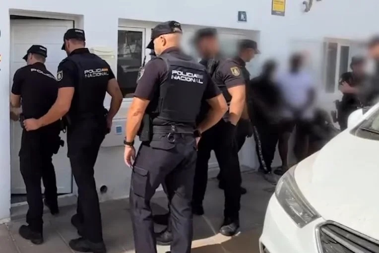 اعتقال 11 شخصًا في شبكة خطيرة لتهريب القاصرين… التحقيق يمتد من الكناري إلى مدريد