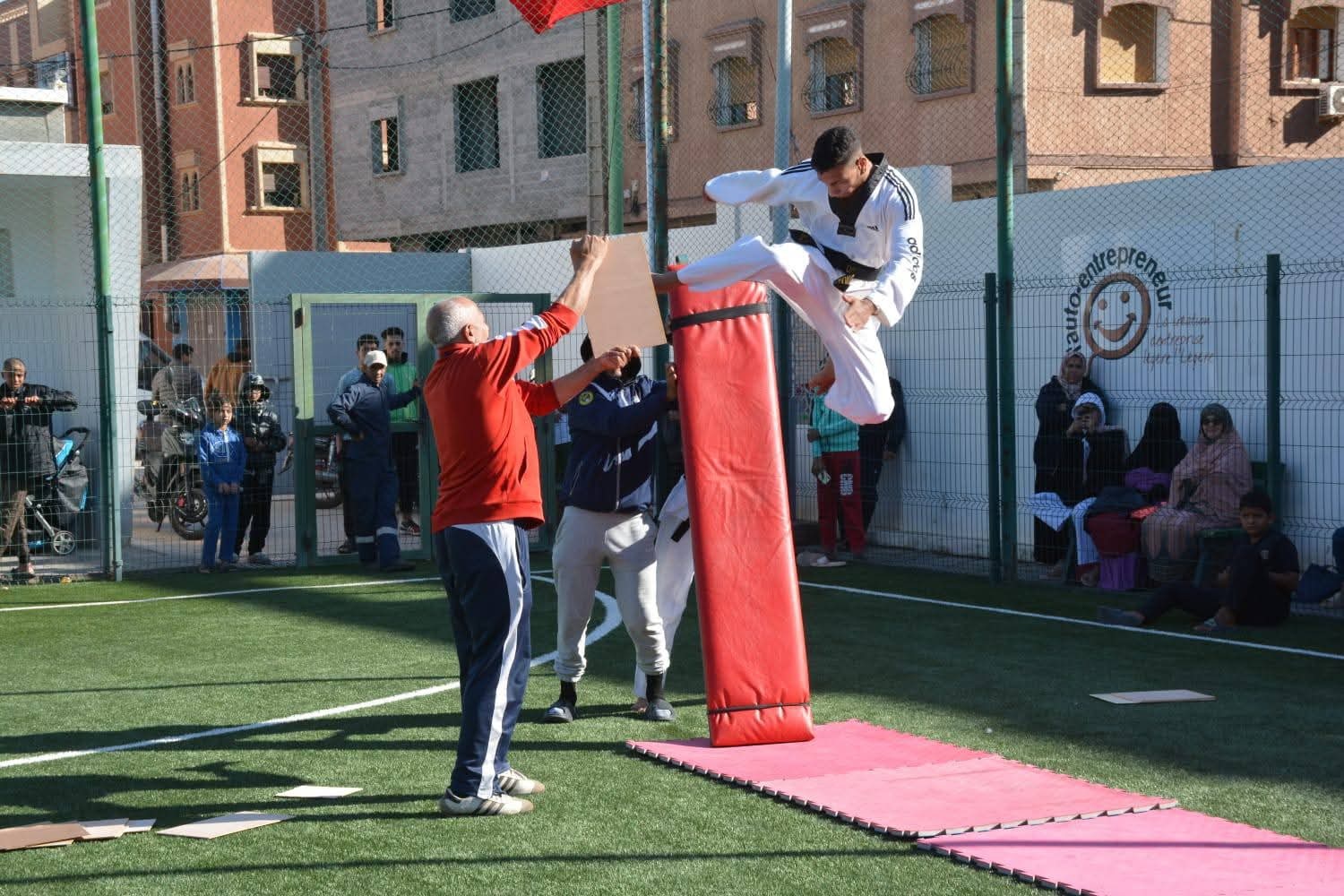 افتتاح ملعب للقرب وقاعة للرياضة بمنصة الشباب “أركانة” بأيت ملول