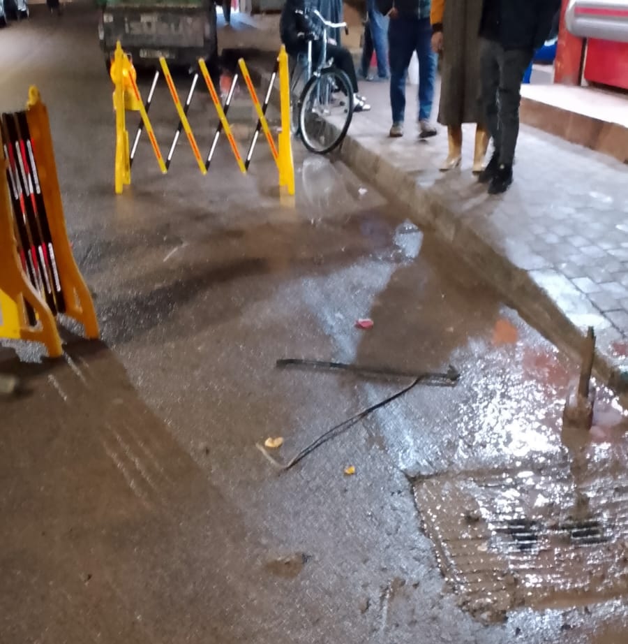 حملة لتنقية بالوعات الصرف الصحي بحي المزار بأيت ملول تمتد إلى ساعة متأخرة من صباح اليوم “فيديو”