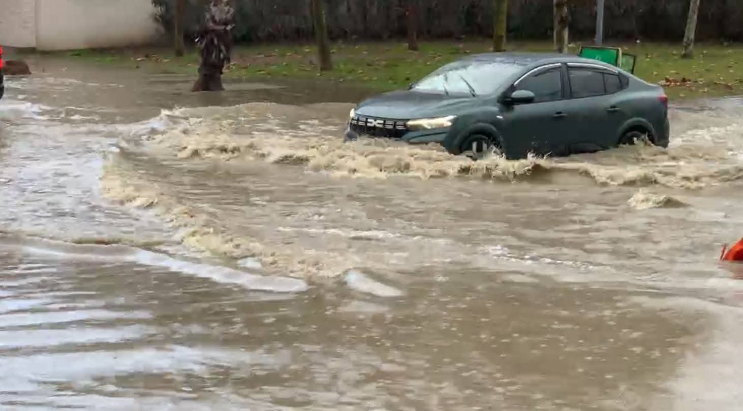 ساعة من الأمطار تغرق شوارع تطوان وتشل حركة السير