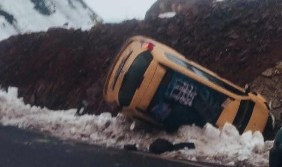 إنقلاب سيارة أجرة من الحجم الكبير بالطريق الرابطة بين مراكش و ورزازات