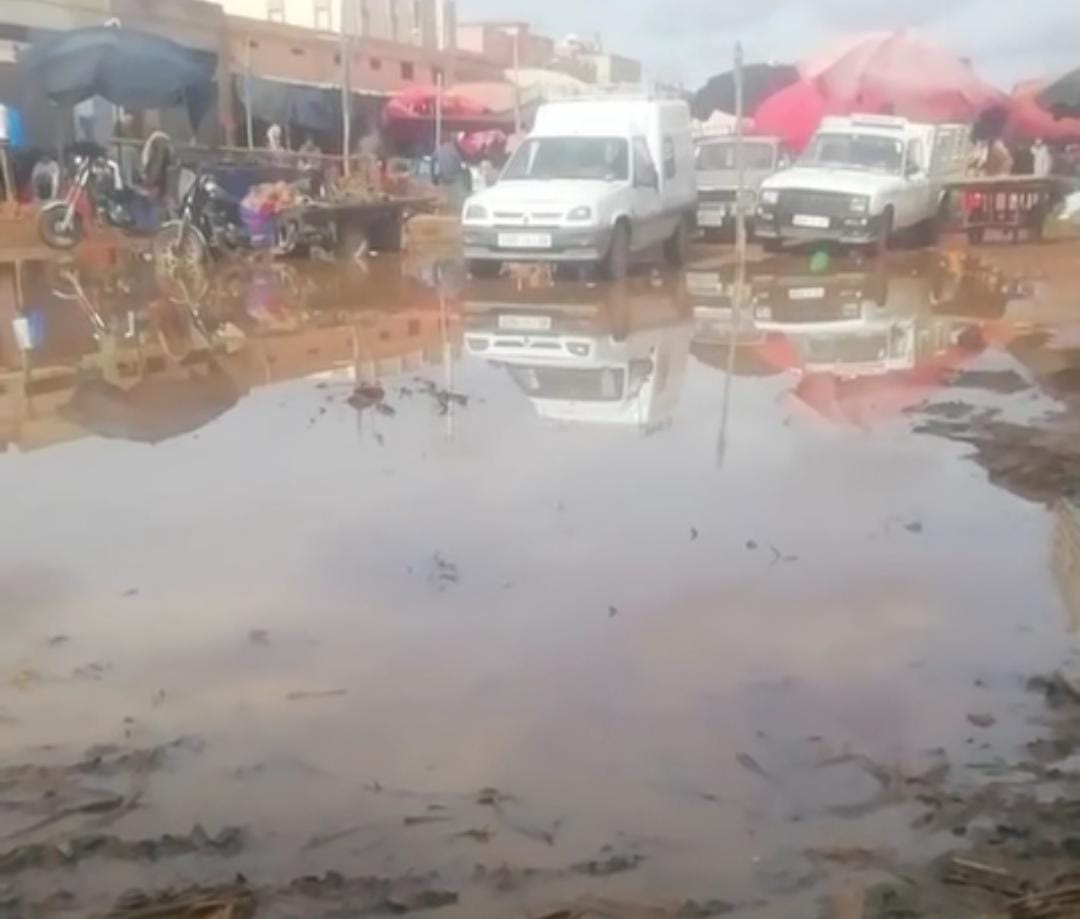 سوق بيوكرى بين أمطار موسمية واختلالات متراكمة: من المسؤول عن صورة “البرك المائية”؟