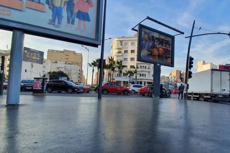 فوضى اللوحات الإشهارية… نزيف صامت يحرم الجماعات من ملايين السنتيمات