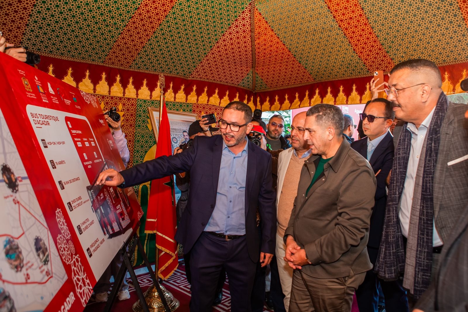 والي جهة سوس ماسة يدشن حافلتين سياحيتين بأكادير لتعزيز العرض السياحي تزامناً مع “كان 2025”