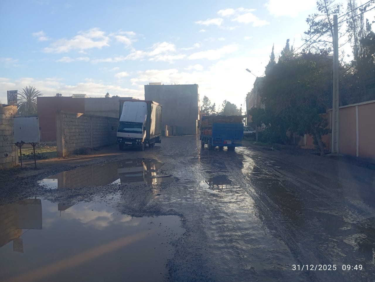 طريق دوار “بنكمود” بسيدي بيبي.. معاناة تتجدد مع الغيث ومطالب بتأهيل بنيوي شامل