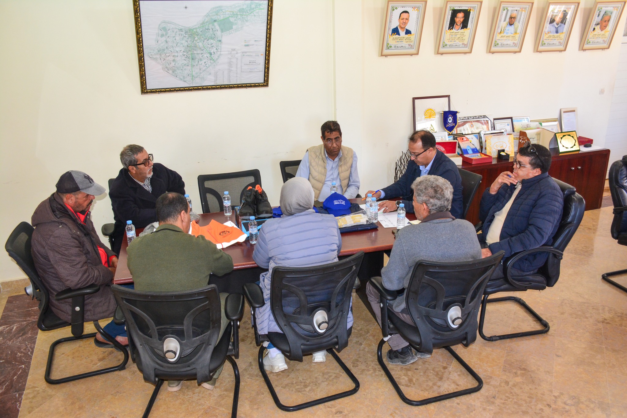 عمال أيت ملول العرضيون على موعد مع ألبسة مهنية جديدة: اجتماع تنسيقي يضبط ترتيبات التوزيع