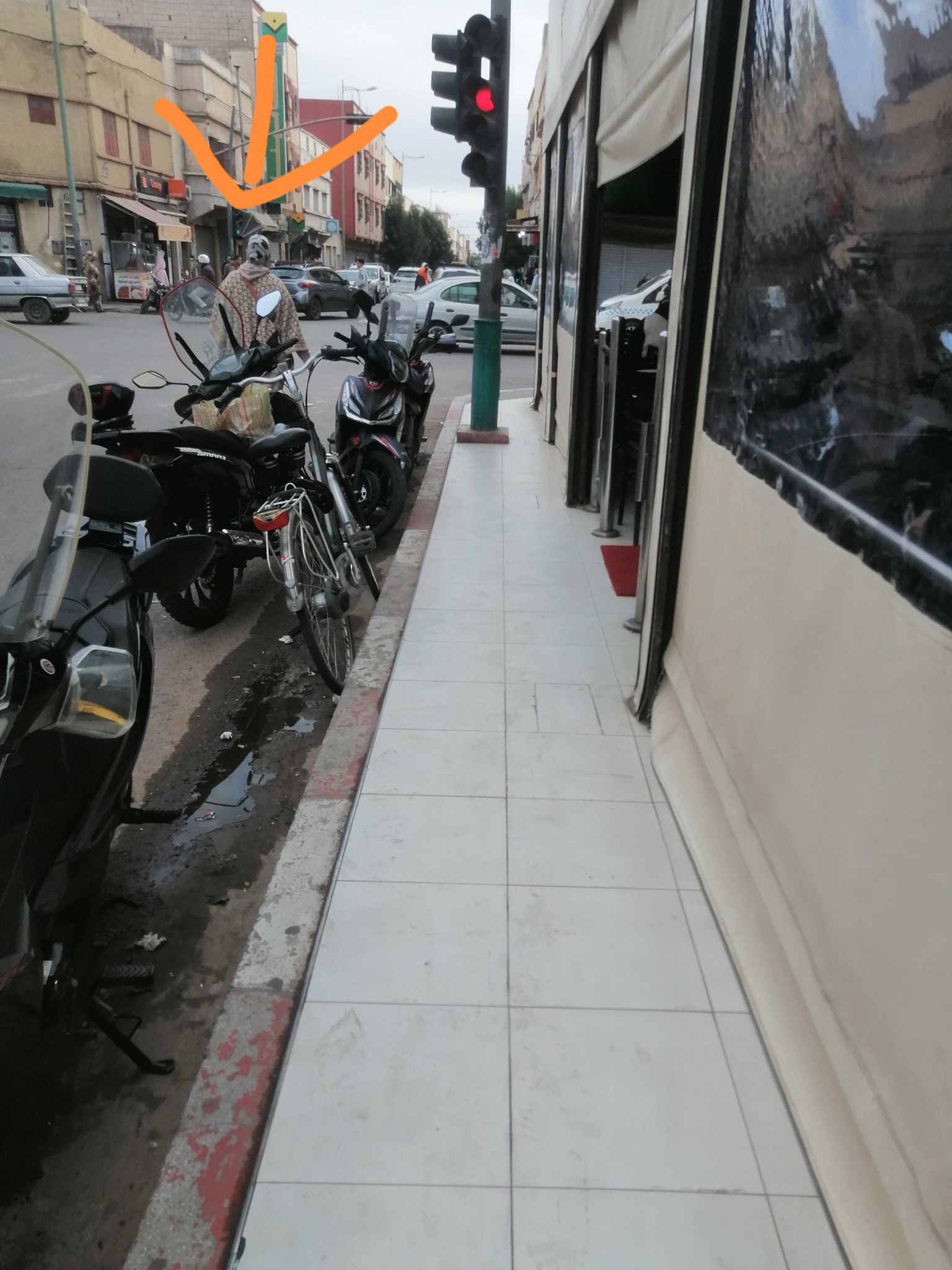 شارع فيصل بن عبدالعزيز بالدشيرة الجهادية: رصيف خارج الخدمة واستغاثة من احتلال الملك العمومي