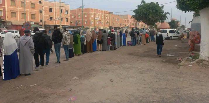 سيدي بيبي: محطة “الطاكسيات” تتحول إلى “مقبرة للوقت” ومعاناة يومية تنشد الحل