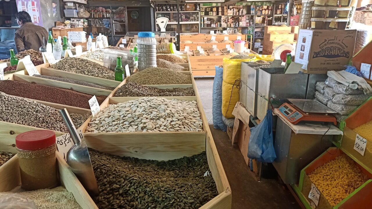 رمضان الفضيل.. أسواق العيون تعرف تموينا كافيا بجميع المنتجات