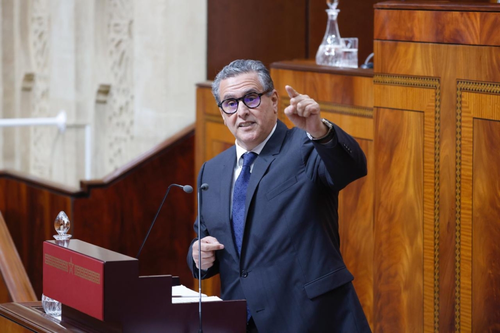 عزيز أخنوش يغادر سفينة “الأحرار”: هل هو امتثال للقانون أم ترتيب لمستقبل المشهد السياسي؟