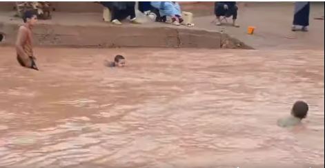 حين يغيب الوعي.. أطفال يسبحون وسط السيول رغم تعليق الدراسة: لهوٌ بطعم الخطر! “فيديو”