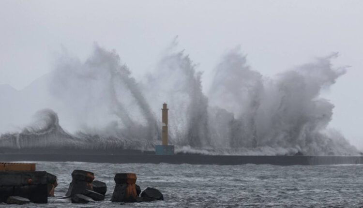 الأرصاد تحذّر من أمواج عاتية بالسواحل المغربية