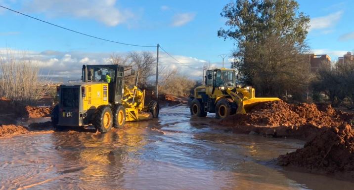 بعد النشرة الإنذارية: تدخلات ميدانية تعيد الحياة لشرايين الطرق بإقليم اشتوكة أيت باها