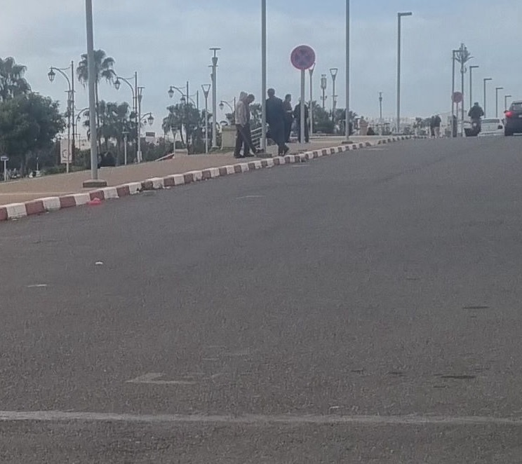 ارتباك مروري أمام مستشفى محمد السادس بأكادير بسبب منع الوقوف الشامل