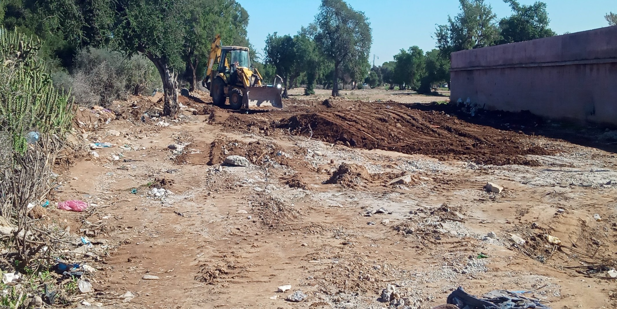 سلطات آيت ملول تتحرك لردم “بئر الموت” بحي تمرسيط وسط إشادة شعبية وغياب المجلس الجماعي