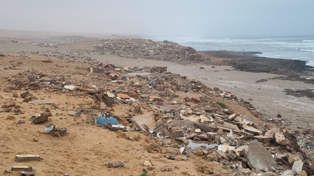 شواطئ اشتوكة آيت باها… هدم بلا تأهيل يحول الشريط الساحلي إلى فضاء مهجور