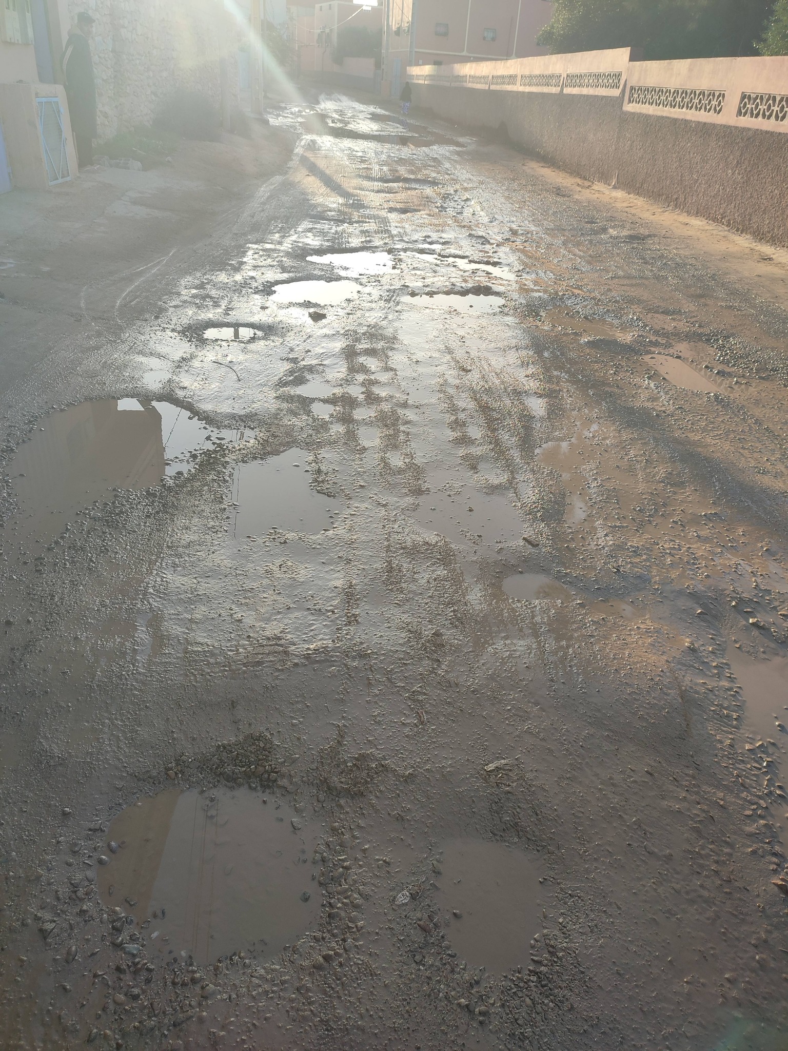 طريق “تين خزاز” بجماعة الصفاء… معاناة يومية للساكنة ومطالب بتدخل عاجل