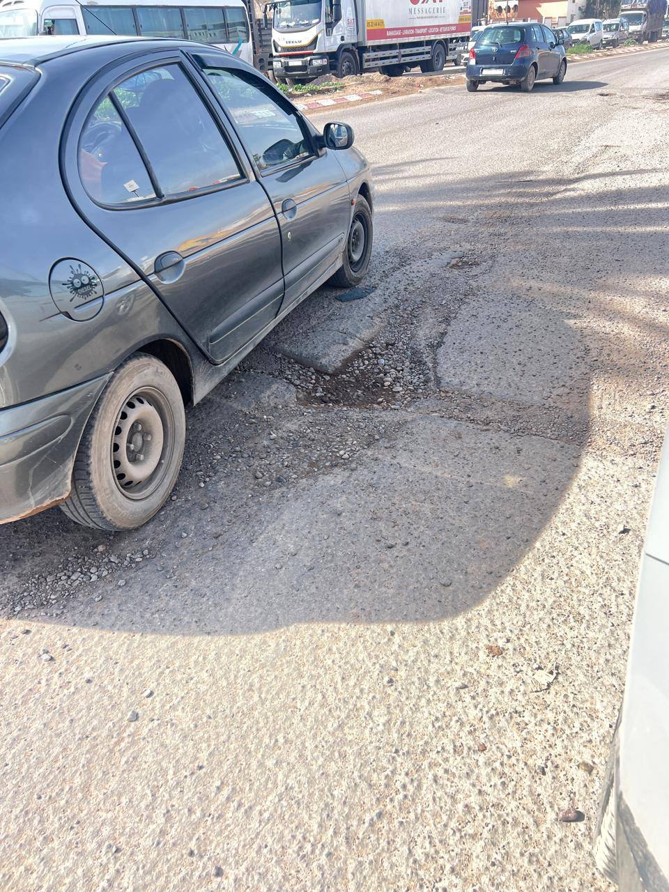 شارع محمد السادس بأيت ملول… أشغال متعثرة تحول طريقاً حيوياً إلى مصدر معاناة يومية