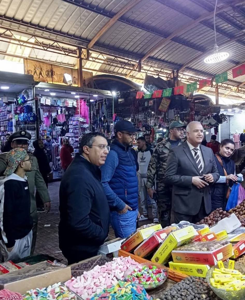 عامل عمالة إنزكان أيت ملول يقود جولة ميدانية بسوق الثلاثاء لمراقبة الأسعار وجودة المنتجات