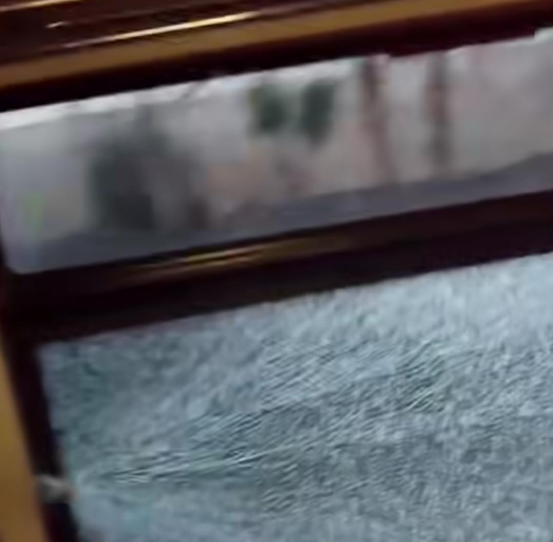 أولاد دحو.. رشق حافلة بالحجارة يزرع الهلع بين الركاب ويعيد النقاش حول مسؤولية التأطير