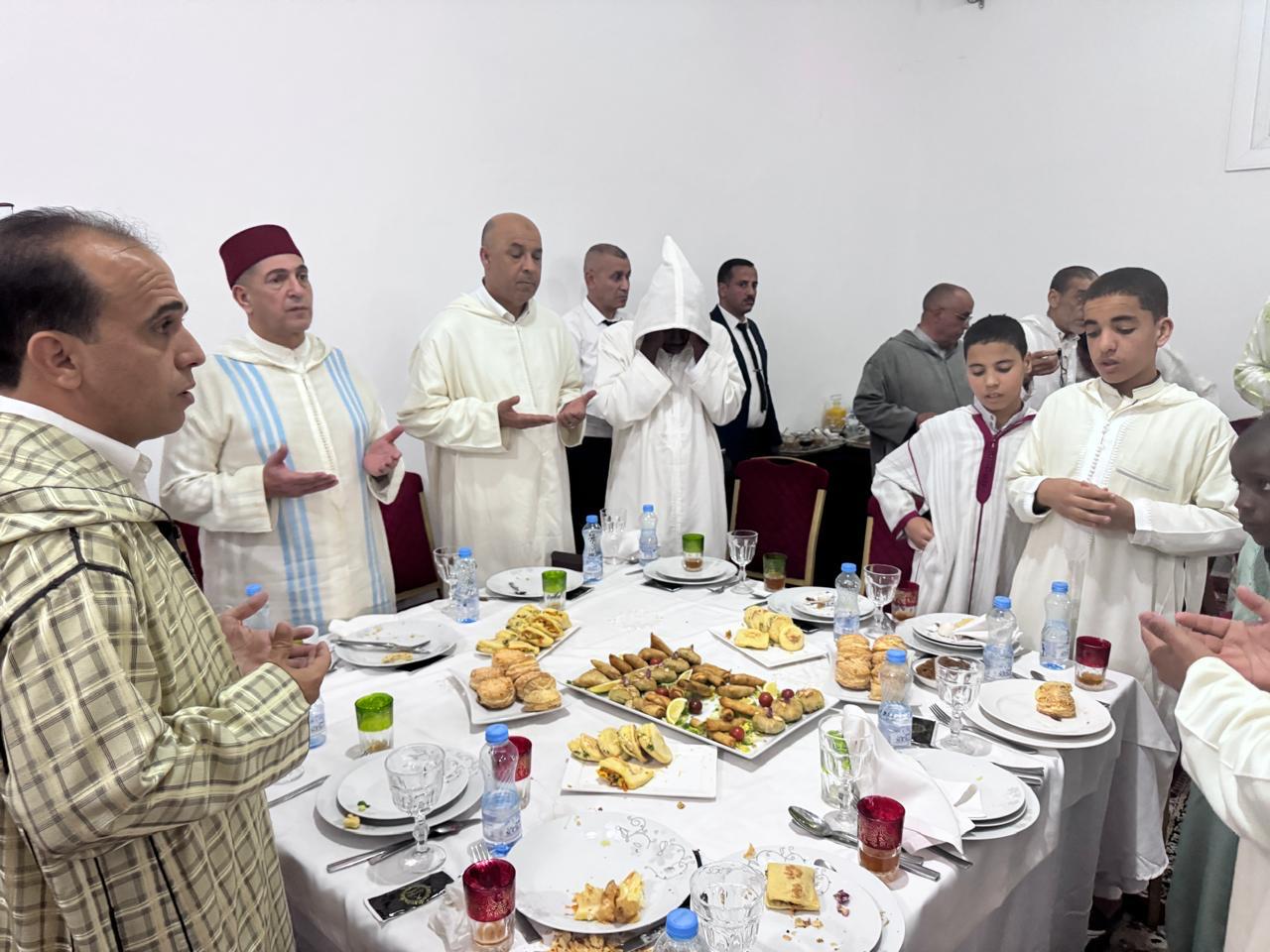 والي جهة سوس ماسة يشارك في إفطار رمضاني لفائدة طلبة القرآن والفقه بالدراركة