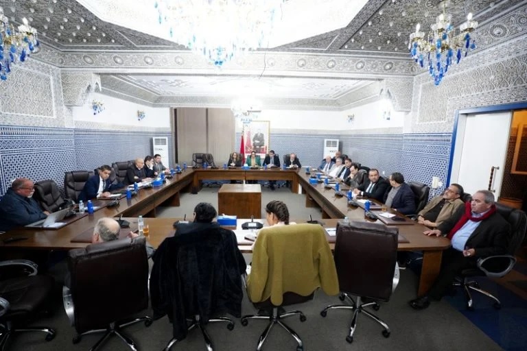 تصدع صامت؟.. “البام” يذكر بميثاق الأغلبية بعد لقاء أخنوش وجمعية المحامين.