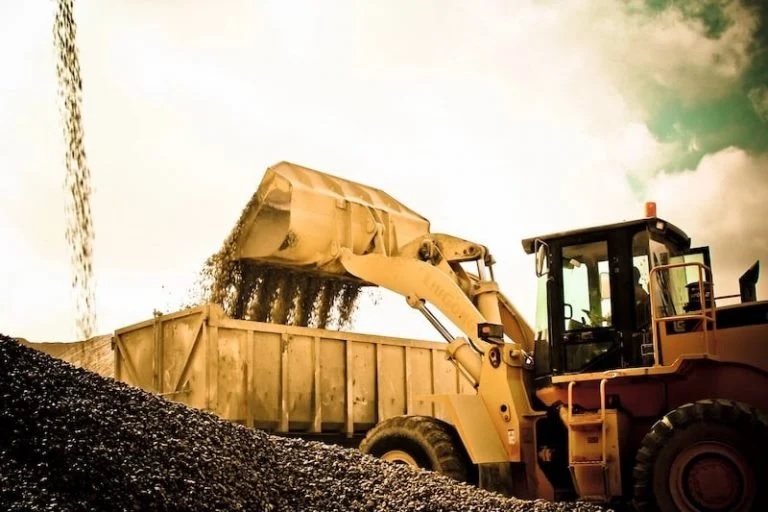 مهنيو النقل الطرقي للبضائع يطالبون بتنزيل قانون المقالع وفتح تحقيق في “بيع البطاقة المهنية”