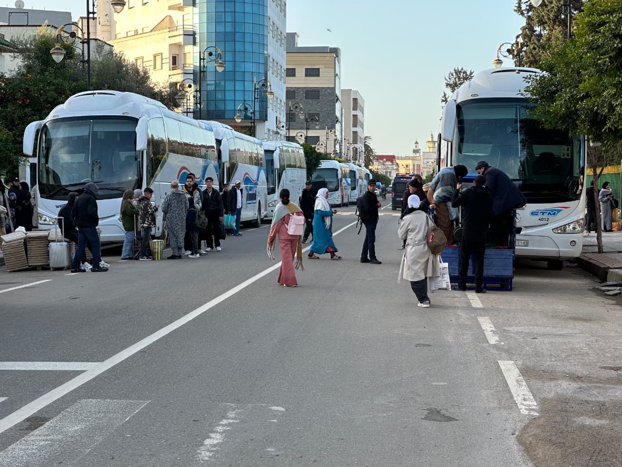 القصر الكبير.. نقل متضرري الفيضانات نحو الفنيدق