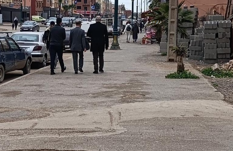 عامل إنزكان أيت ملول في زيارة ميدانية لحي “أزرو”: معاينة مباشرة بعيداً عن البروتوكول وتفاعل مع شكايات الساكنة