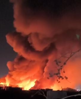 إندلاع حريق ضخم بمستودع على الطريق بين قنطرة آيت ملول ومدارة تكوين