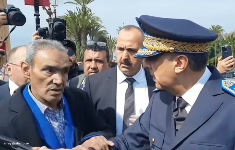 فيديو يهز مواقع التواصل… مواطن يتحدى الحراسة ويصل إلى المدير العام للأمن ” التفاصيل”